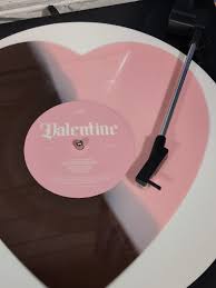 LAUFEY - Valentine Heart-Shaped VINILO Chocolate Strawberry