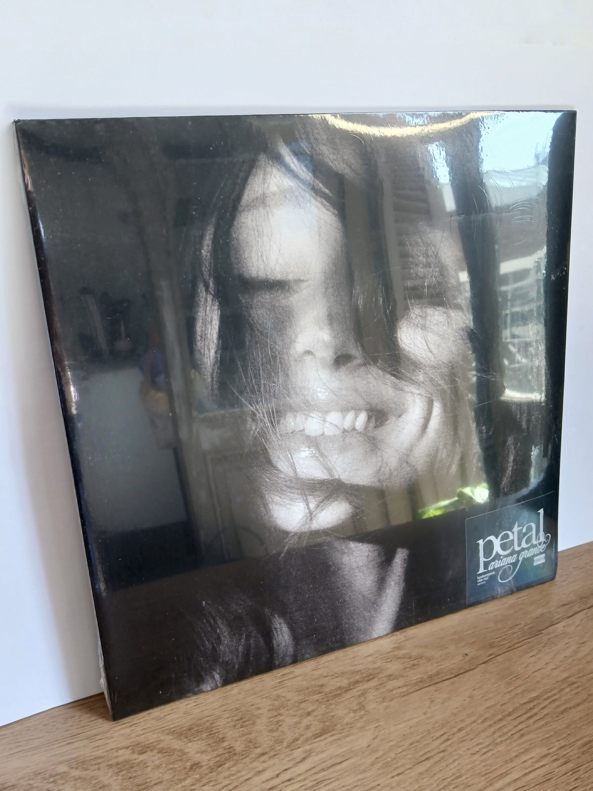 ARIANA GRANDE - Petal VINILO ver fotos (Translucent Pearly White) (copia)