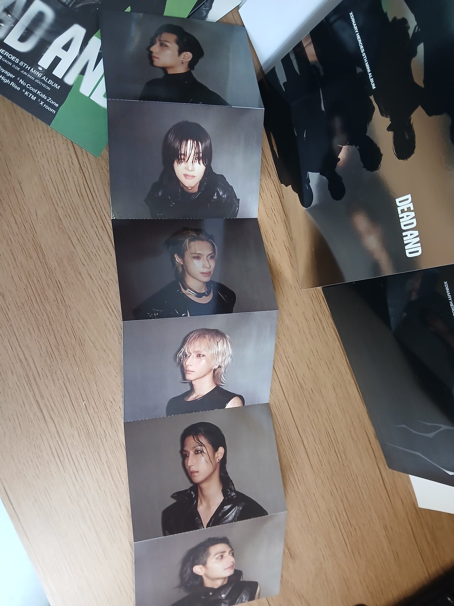 XDINARY HEROES - DEAD AND (8th Mini Album) PHOTOBOOK HERO (ver fotos)