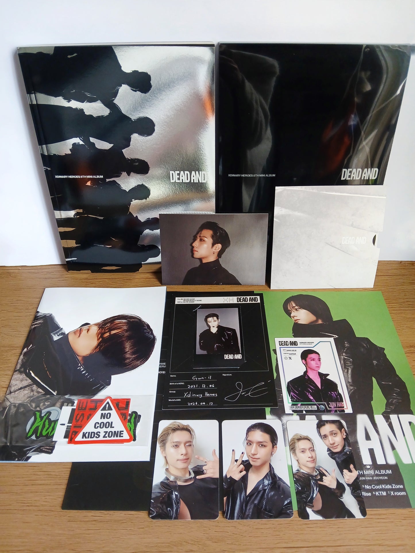 XDINARY HEROES - DEAD AND (8th Mini Album) PHOTOBOOK HERO (ver fotos)