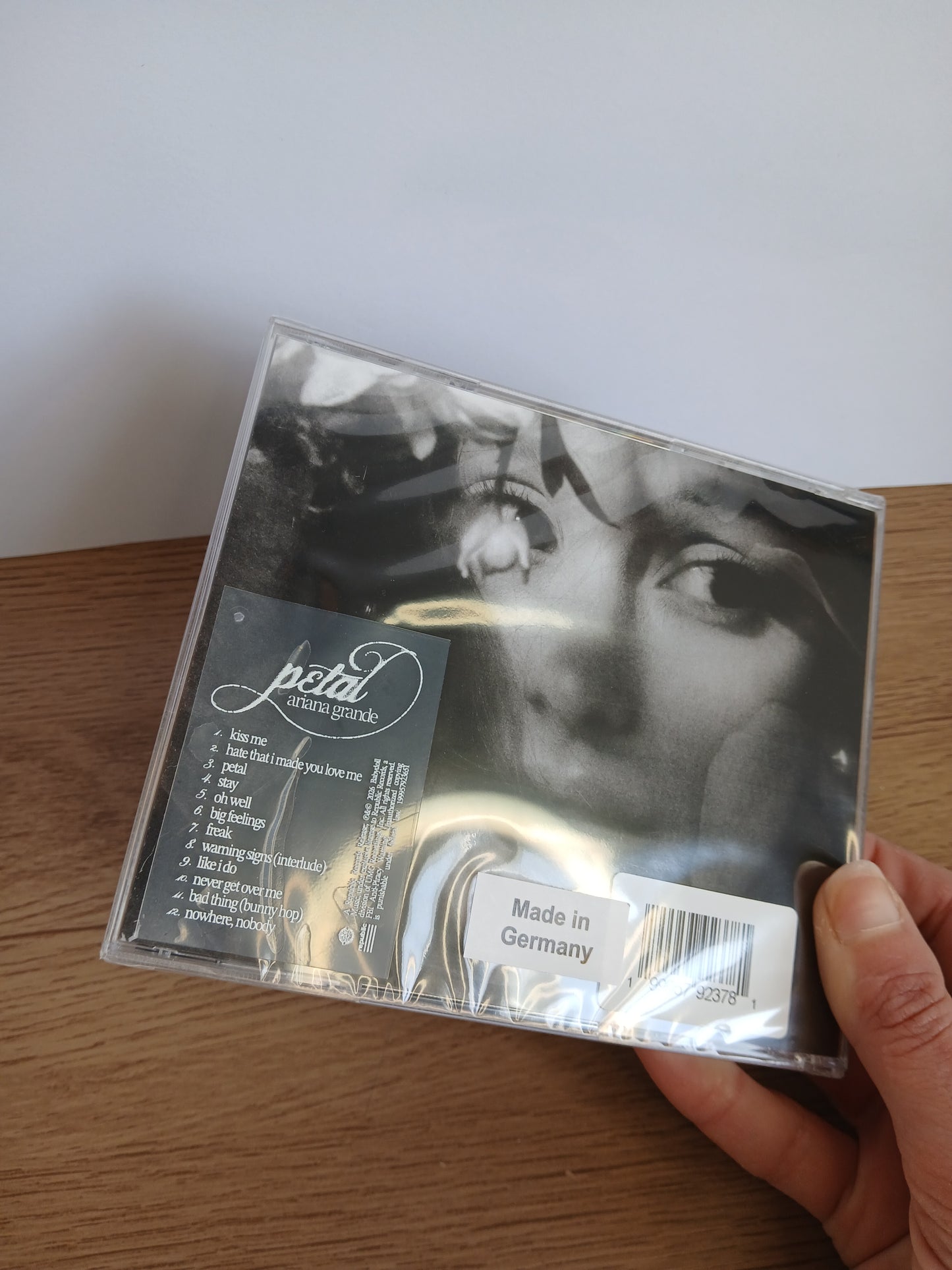 ARIANA GRANDE - Petal CD Limitado (Lenticular Cover)
