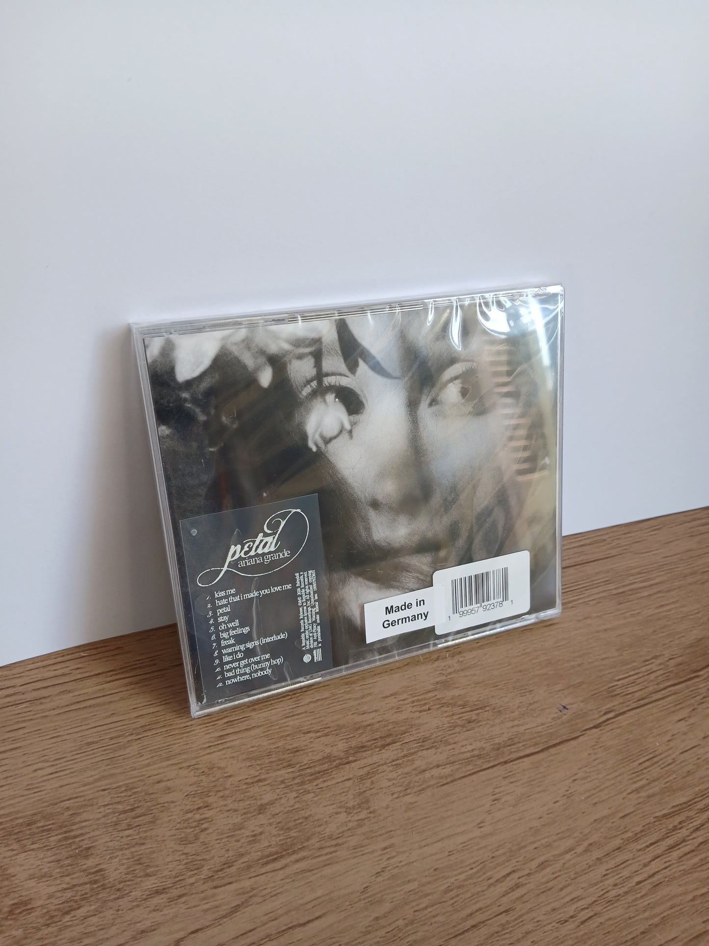 ARIANA GRANDE - Petal CD Limitado (Lenticular Cover)